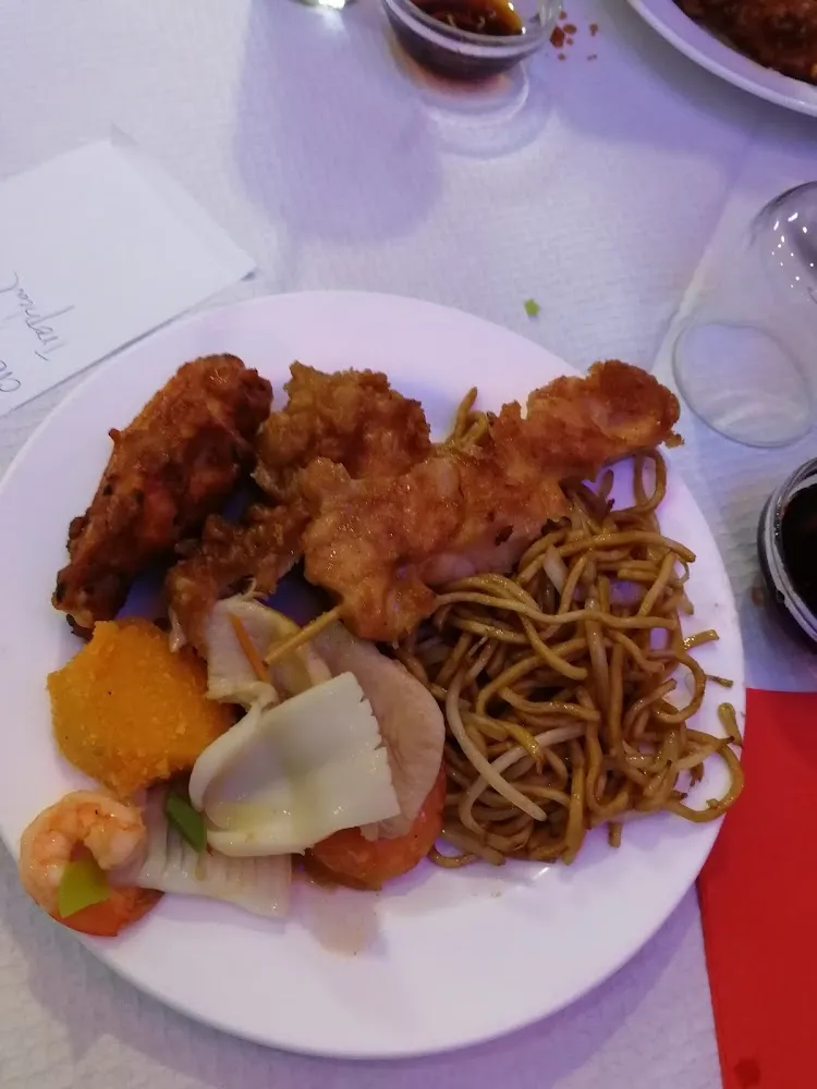 Nouilles Sautées Au Poulet Et Brochettes Poulet